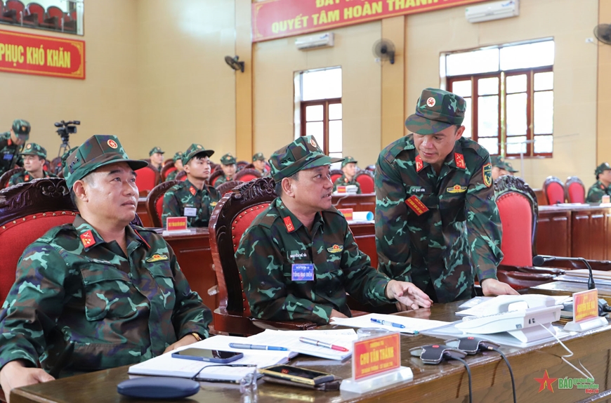  Đại tá Nguyễn Thế Hải, Phó tham mưu trưởng Quân khu 2 chỉ đạo cơ quan thường trực tăng cường theo dõi chỉ đạo diễn tập.