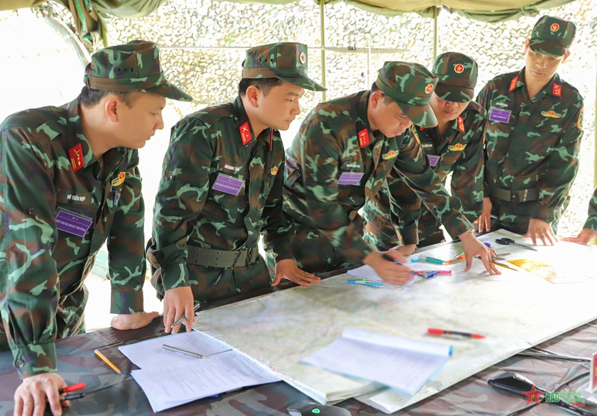 Chỉ huy và cơ quan Trung đoàn 98 nghiên cứu, đánh giá tình hình trên bản đồ. 