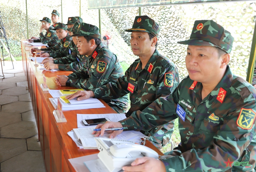  Ban chỉ đạo và lực lượng đạo diễn theo dõi Trung đoàn 98 nghiên cứu, đánh giá tình hình trên bản đồ.
