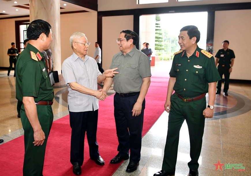  Tổng Bí thư Nguyễn Phú Trọng, Thủ tướng Chính phủ Phạm Minh Chính và các đồng chí lãnh đạo Bộ Quốc phòng trò chuyện trước hội nghị.