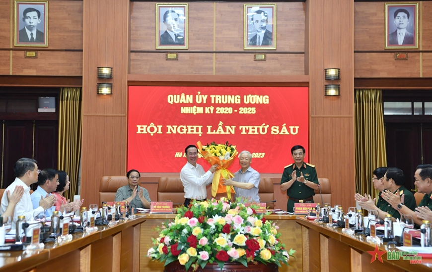 Đồng chí Tổng Bí thư, Bí thư Quân ủy Trung ương Nguyễn Phú Trọng tặng hoa chúc mừng đồng chí Chủ tịch nước Võ Văn Thưởng được Bộ Chính trị chỉ định tham gia Ban Thường vụ Quân ủy Trung ương.