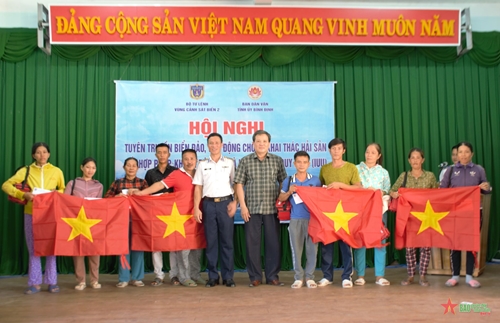 Vùng Cảnh sát biển 2 đồng hành với ngư dân xã đảo Nhơn Châu (TP Quy Nhơn, tỉnh Bình Định)