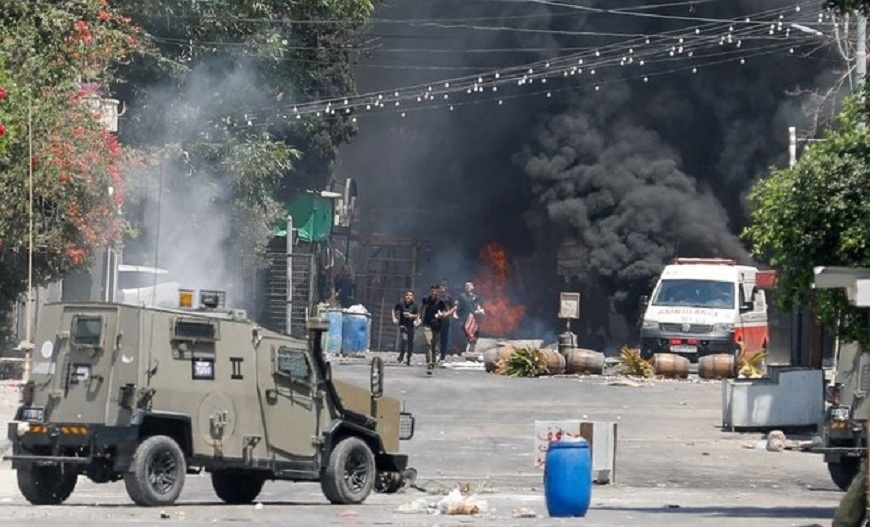 Người Palestine tìm nơi trú ẩn trong các cuộc đụng độ diễn ra ngày 3-7 ở Jenin. Ảnh: Reuters