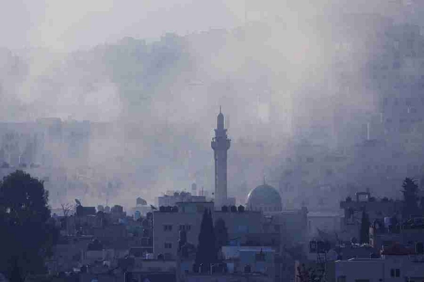 Khói bốc lên ở thành phố Jenin sau cuộc tấn công của quân đội Israel. Ảnh: Reuters 