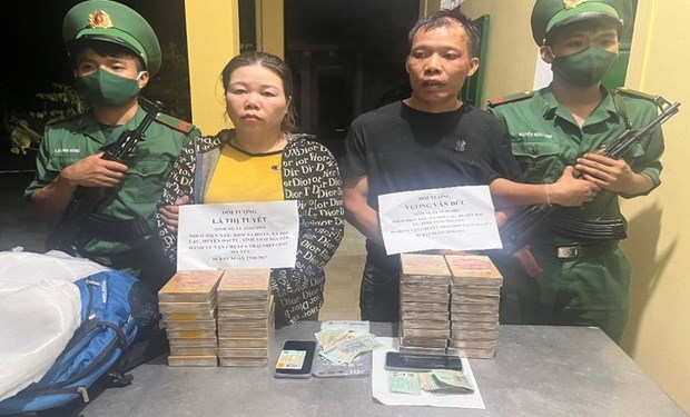 Hai đối tượng Đức và Tuyết cùng tang vật. Nguồn: Công an tỉnh Kon Tum