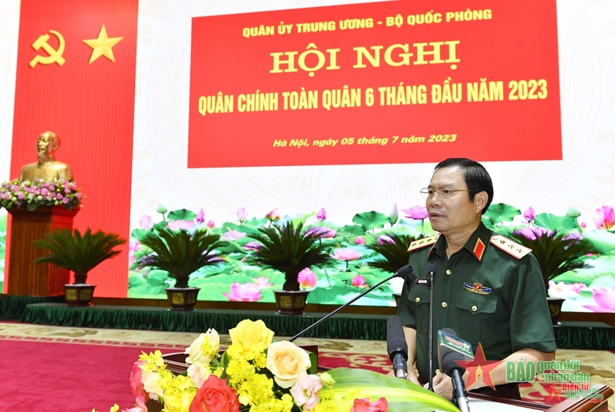 Thượng tướng Nguyễn Tân Cương thay mặt Quân ủy Trung ương, Bộ Quốc phòng báo cáo tóm tắt sơ kết công tác quân sự, quốc phòng 6 tháng đầu năm 2023.