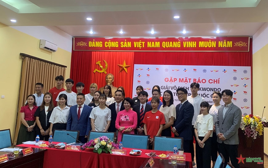 Đại diện ban tổ chức, khách mời và các vận động viên chụp ảnh tại gặp mặt báo chí giới thiệu Giải vô địch Taekwondo các lứa tuổi trẻ quốc gia 2023. 