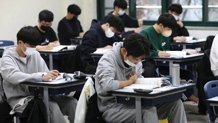 Các thí sinh Hàn Quốc dự thi đại học ở Seoul ngày 17-11-2022. Ảnh: AFP 