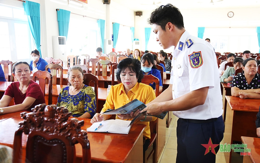 Cán bộ Vùng Cảnh sát biển 3 thực hiện công tác dân vận tuyên truyền chính sách, pháp luật cho nhân dân huyện Đất Đỏ. 