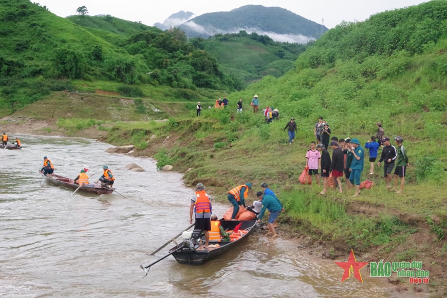 Các lực lượng thực hành tuần tra, tìm kiếm cứu người, tài sản bị lũ cuốn trôi trong diễn tập.