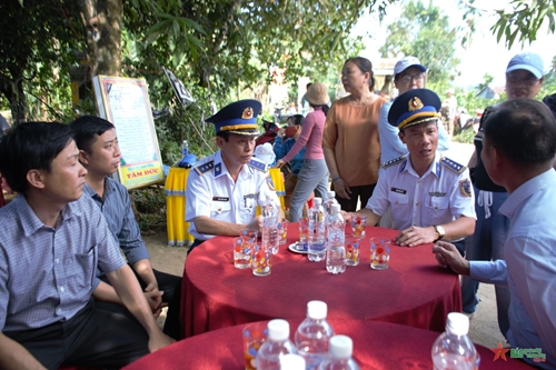 Bộ tư lệnh Vùng Cảnh sát biển 2 thăm, động viên gia đình có người bị đuối nước tại Quảng Nam 