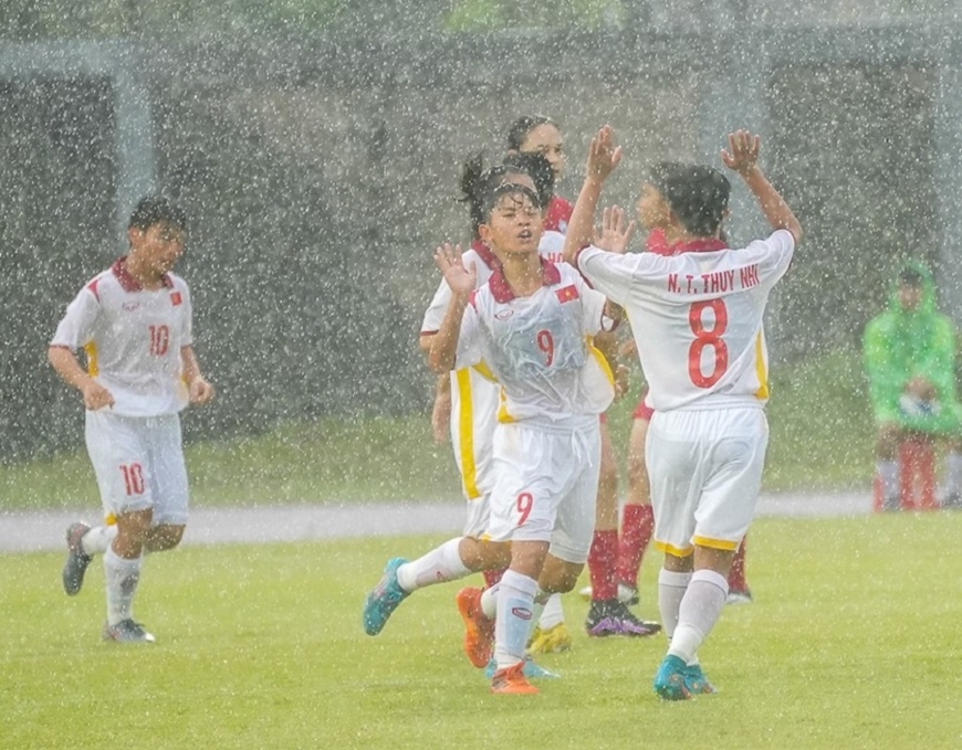 Các cô gái U19 Việt Nam ăn mừng bàn thắng. Ảnh: VFF 