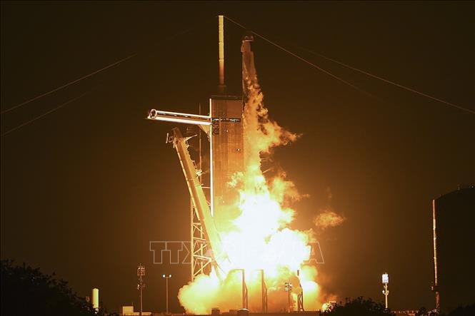 Tên lửa đẩy Falcon 9 mang theo tàu Dragon rời bệ phóng tại sân bay vũ trụ 39A ở Trung tâm vũ trụ Kennedy, bang Florida, Mỹ, ngày 2-3-2023. Ảnh: AFP/TTXVN 