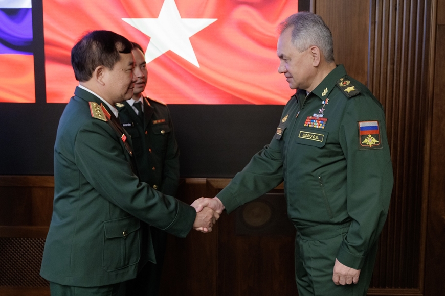 Thượng tướng Hoàng Xuân Chiến chào xã giao Đại tướng Sergei Shoigu, Bộ trưởng Bộ Quốc phòng Liên bang Nga. Ảnh: Bộ Quốc phòng Liên bang Nga 