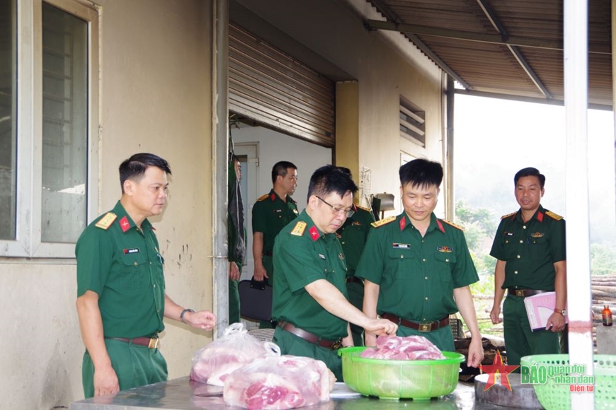 Lãnh đạo và cơ quan Hậu cần Bộ CHQS tỉnh kiểm tra chất lượng thực phẩm phục vụ bữa ăn tại Trung đoàn 750. 