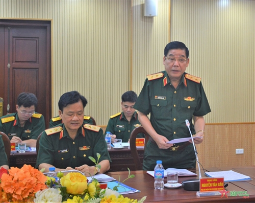 Trung tướng Nguyễn Văn Gấu dự và chỉ đạo Hội nghị Đảng ủy Quân chủng Phòng không - Không quân