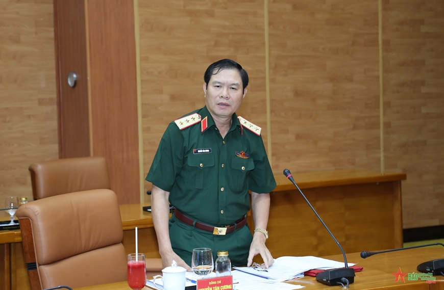  Thượng tướng Nguyễn Tân Cương phát biểu tại hội nghị. 