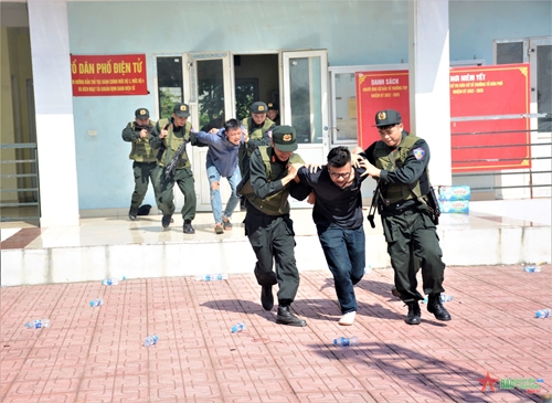 Phường Cự Khối (quận Long Biên, TP Hà Nội) diễn tập đánh bắt đối tượng khủng bố, giải cứu con tin 