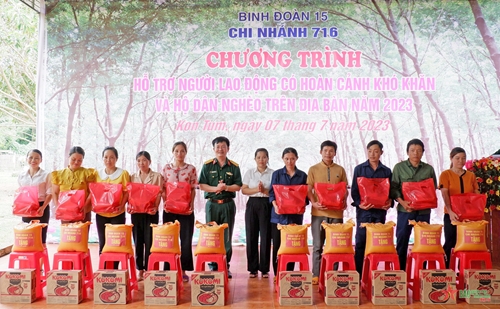 Chi nhánh 716 tặng quà cho người lao động và nhân dân huyện biên giới Ia H’Drai