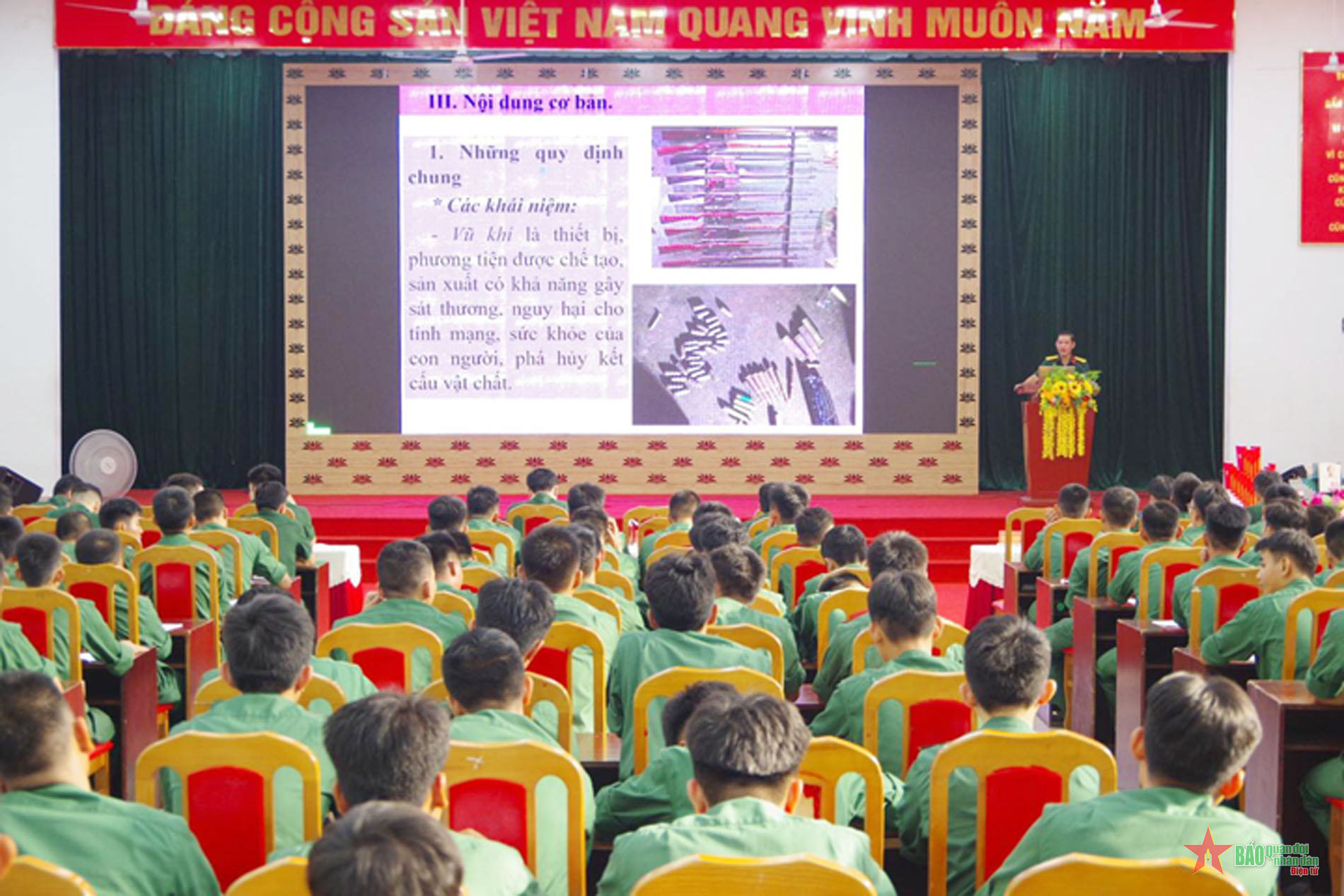 Trung đoàn Gia Định phối hợp tuyên truyền, phổ biến pháp luật cho chiến sĩ