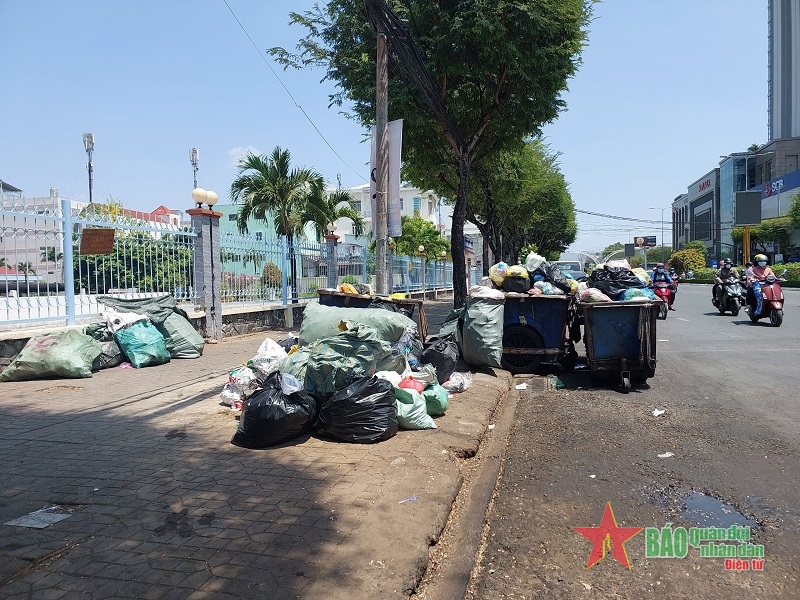  Rác thải được tập kết ngay trên đường 30-4 (quận Ninh Kiều, TP Cần Thơ).