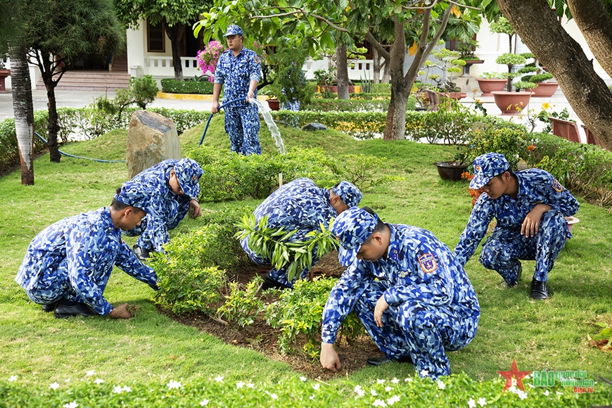 Cán bộ, chiến sĩ Hải đoàn 42 chăm sóc vườn hoa, cây kiểng tạo cảnh quan môi trường "xanh, sạch, đẹp" cho đơn vị.
