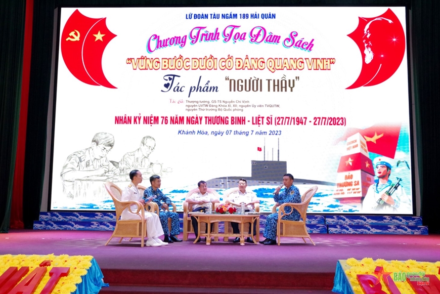 Phần thi tọa đàm sách giới thiệu cuốn sách “Người thầy” của Thượng tướng Nguyễn Chí Vịnh, nguyên Thứ trưởng Bộ Quốc phòng.