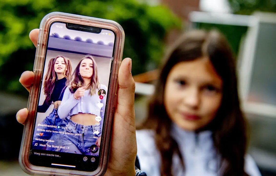 Nhấn vào ảnh để phóng to Số lượng người dùng Tiktok là thanh thiếu niên, trẻ em tăng lên nhanh chóng cũng khiến nhiều bậc phụ huynh và chính quền lo lắng về những nội dung không phù hợp được đề xuất trên nền tảng này. Ảnh: The Guardian