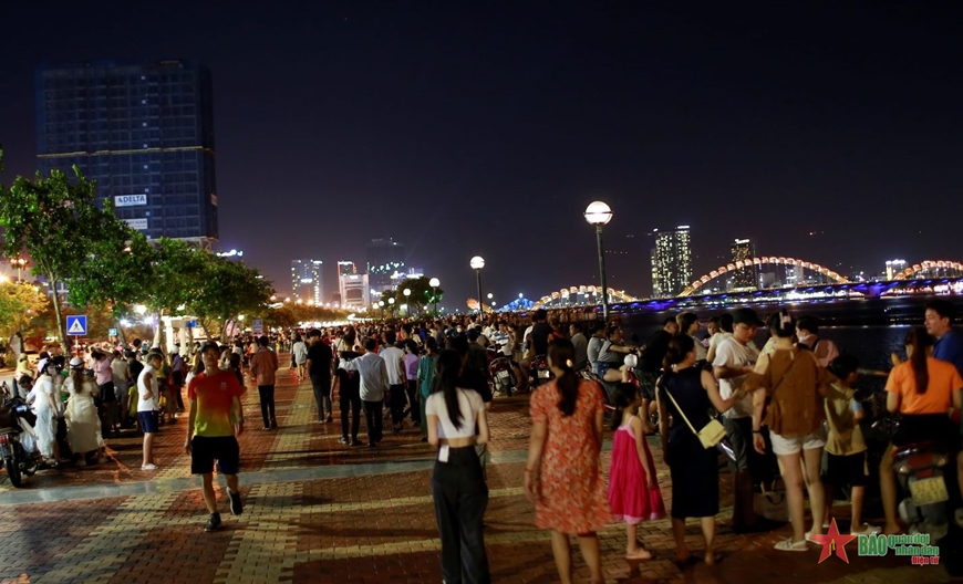Tối 8-7, bên bờ sông Hàn, TP Đà Nẵng, đông đảo du khách và người dân đã có mặt chờ đón màn biểu diễn pháo hoa của đêm chung kết DIFF 2023.