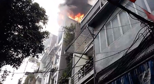 Cháy lớn tại một nhà dân ở phố Khâm Thiên, Hà Nội