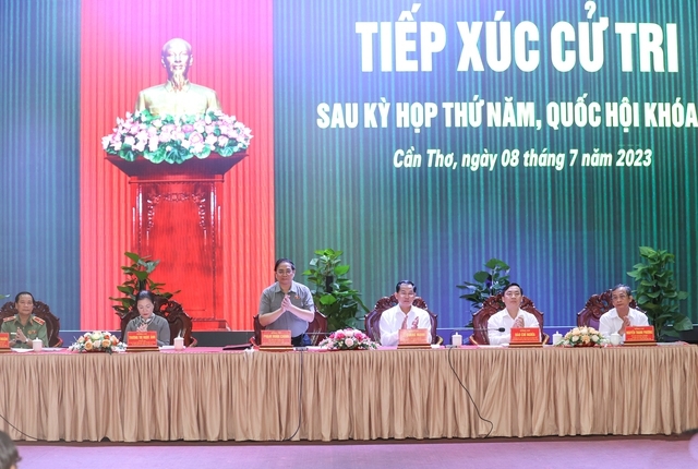 Thủ tướng Phạm Minh Chính cùng Đoàn đại biểu Quốc hội TP Cần Thơ tại buổi tiếp xúc cử tri. Ảnh: VGP 