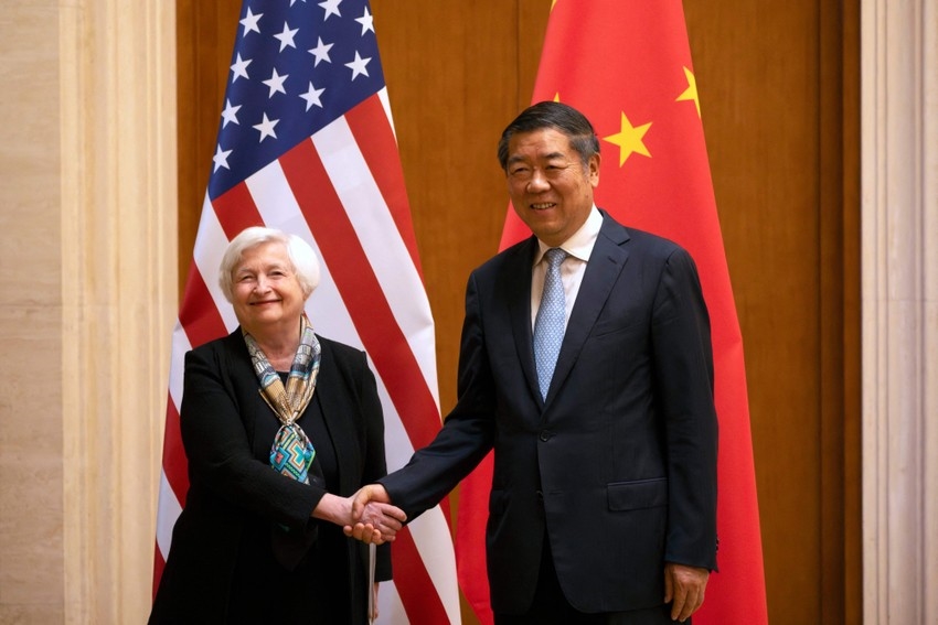  Bộ trưởng Bộ Tài chính Mỹ Janet Yellen (trái) và Phó thủ tướng Trung Quốc Hà Lập Phong tại thủ đô Bắc Kinh ngày 8-7. Ảnh: AFP