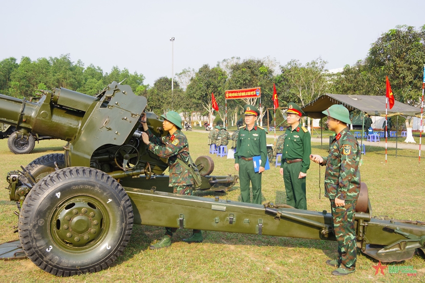 Thượng tá Nguyễn Huy Long, Bí thư Đảng ủy, Chính ủy Lữ đoàn Pháo binh 16 (thứ 2 từ phải sang) kiểm tra công tác huấn luyện đơn vị. 