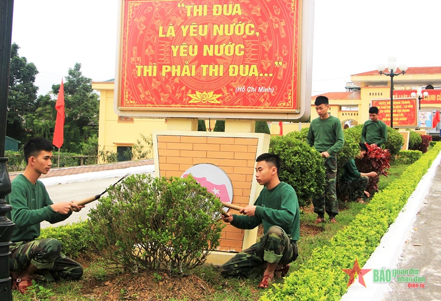 Chiến sĩ Bộ CHQS tỉnh Bắc Kạn chăm sóc cây cảnh trong khuôn viên đơn vị. 