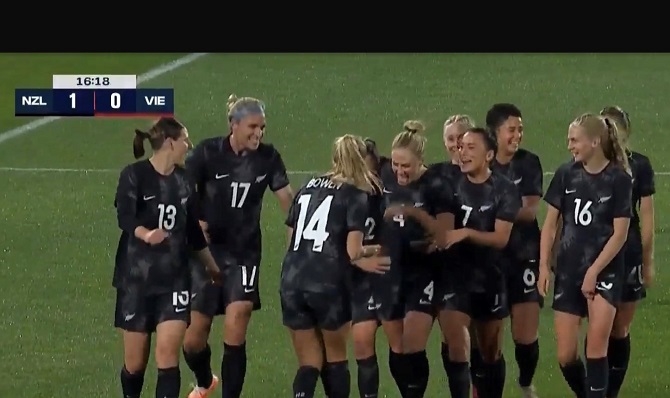 Các cầu thủ nữ New Zealand ăn mừng bàn thắng mở tỷ số. Ảnh: VFF