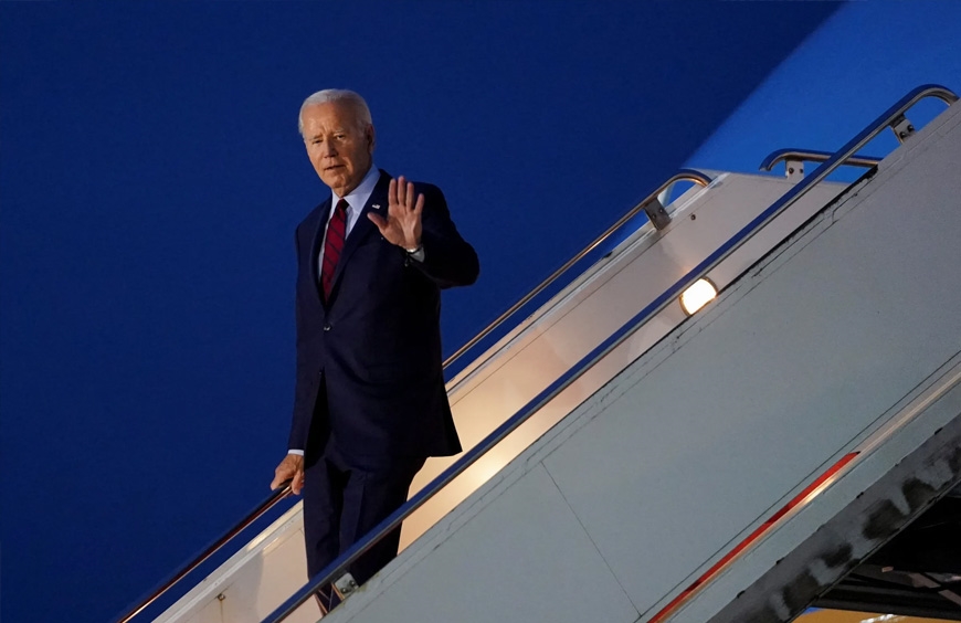  Tổng thống Mỹ Joe Biden hạ cánh ở sân bay Stansted, Anh ngày 9-7. Ảnh: Reuters