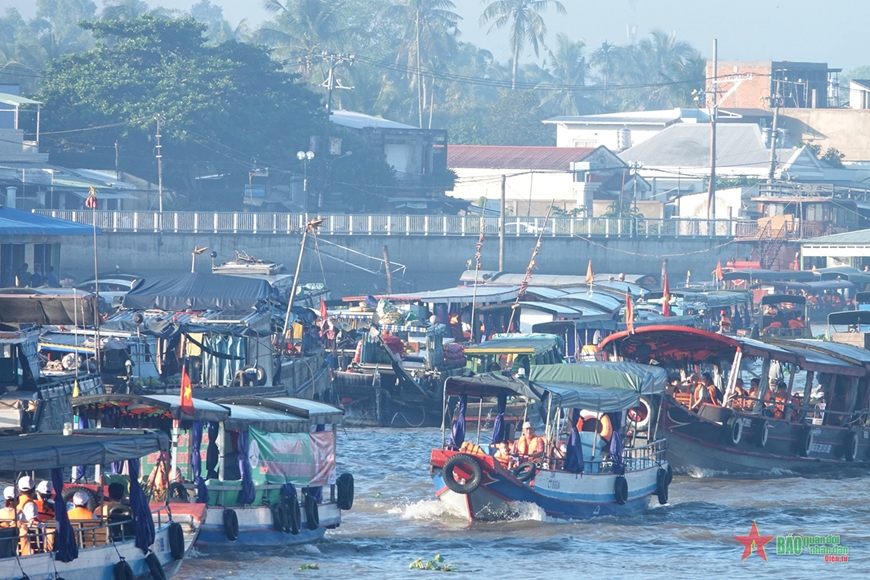 Từ bến Ninh Kiều, du khách có thể đi tàu đến Chợ nổi Cái Răng không?
