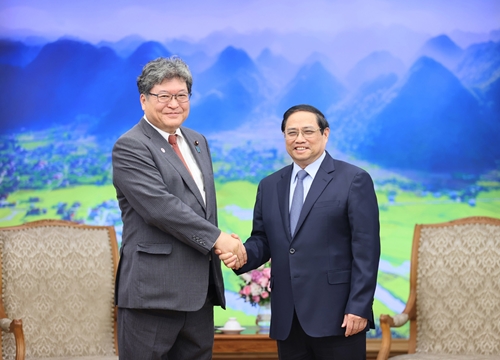 Thủ tướng Phạm Minh Chính tiếp Trưởng ban Nghiên cứu chính sách của Đảng Dân chủ Tự do Nhật Bản