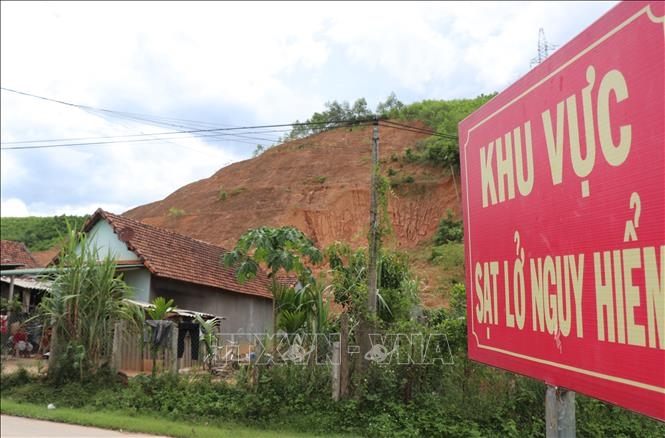 Chính quyền địa phương cắm bảng cảnh báo sạt lở núi nguy hiểm ở Tổ dân phố làng Dầu, thị trấn Di Lăng, huyện Sơn Hà (Quảng Ngãi). 