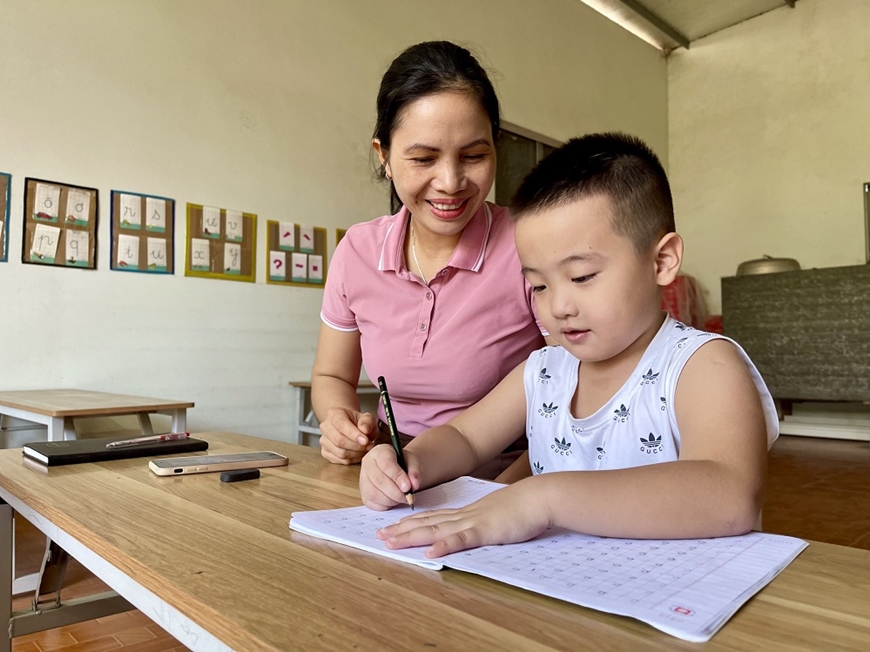 Cô giáo Vũ Thị Hương mở thêm lớp dạy tiền tiểu học trong thời gian nghỉ hè để kiếm thêm thu nhập. 