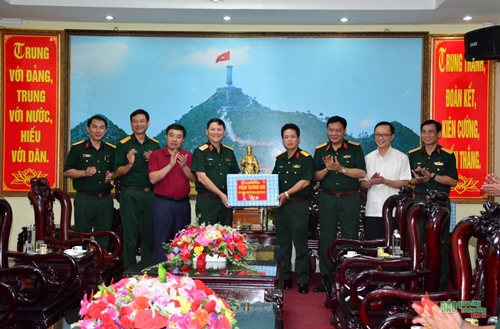 Thiếu tướng Phạm Trường Sơn thăm, tặng quà Bộ CHQS và BĐBP tỉnh Hà Giang