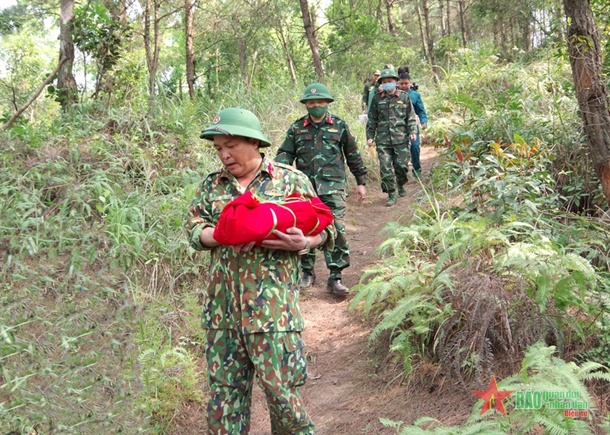 Cán bộ, chiến sĩ Bộ CHQS tỉnh Lạng Sơn quy tập hài cốt các liệt sĩ được tìm thấy từ khu vực bình độ 400. 