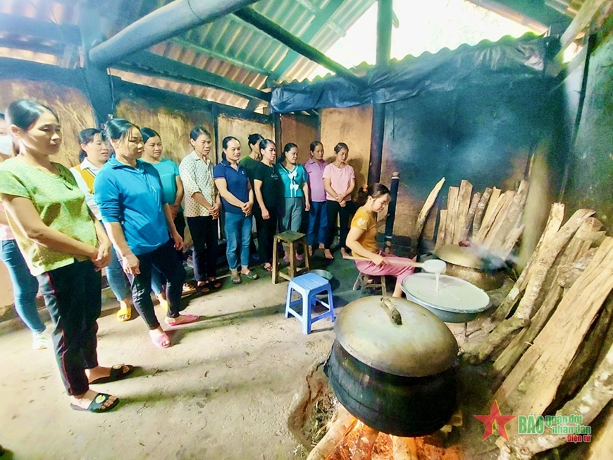 Các học viên học nghề tráng miến dong truyền thống ở xã Yến Dương, huyện Ba Bể, tỉnh Bắc Kạn. 