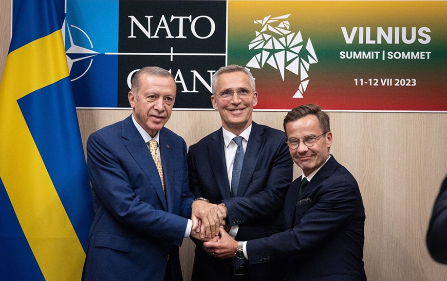 Từ trái sang: Tổng thống Thổ Nhĩ Kỳ Recep Tayyip Erdogan (bên trái), Tổng thư ký NATO Jens Stoltenberg và Thủ tướng Thụy Điển Ulf Kristersson chụp ảnh chung tại Vilnius (Litva). Ảnh: rudaw.net  