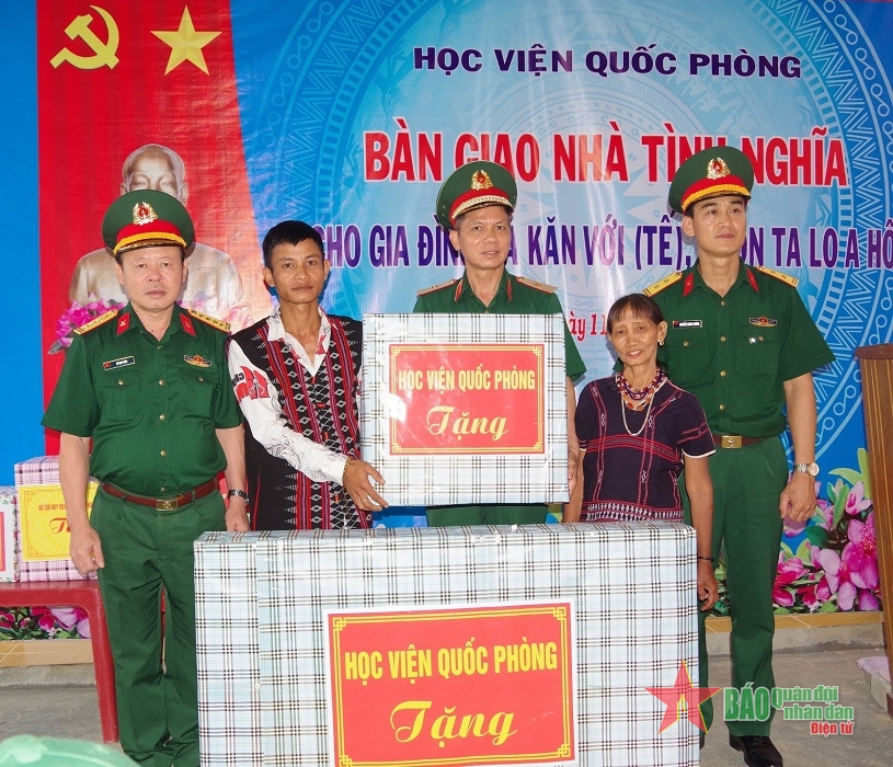  Đoàn công tác Học viện Quốc phòng tặng quà gia đình bà Kăn Với.