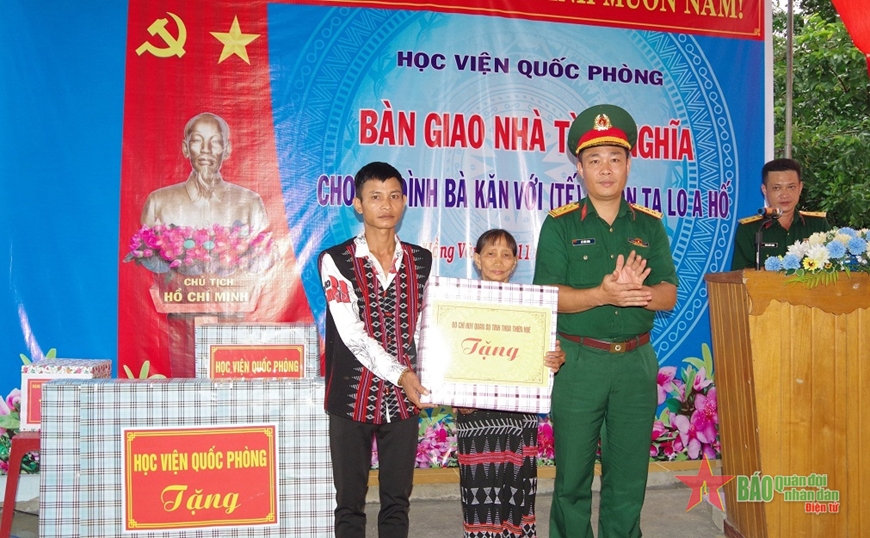  Đại diện Bộ CHQS tỉnh thừa Thiên Huế tặng quà gia đình bà Kăn Với.