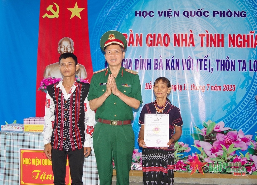  Thiếu tướng Lê Văn Hải, Chủ nhiệm Chính trị Học viện Quốc phòng trao quyết định tặng nhà tình nghĩa cho bà Kăn Với.