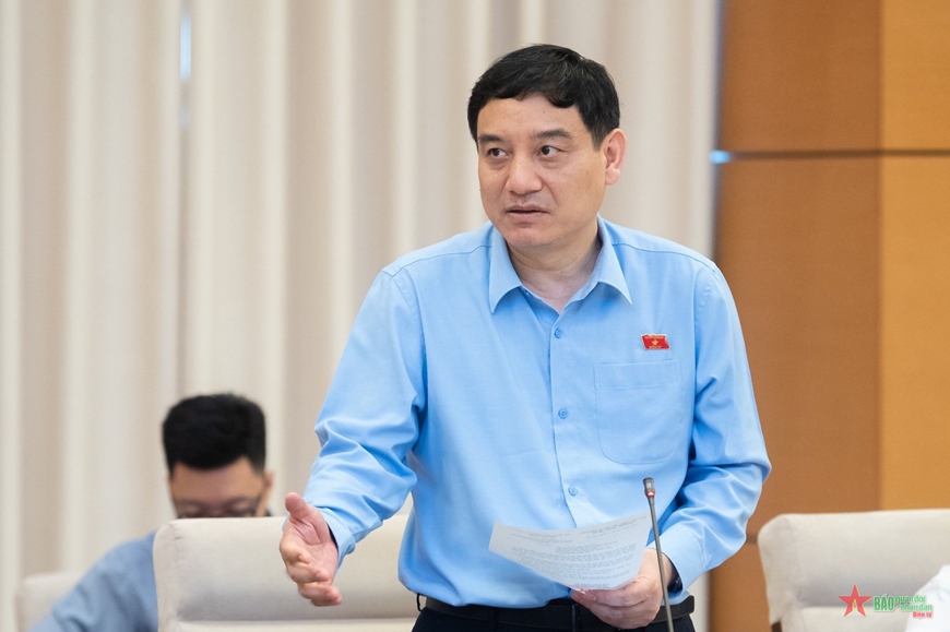 Chủ nhiệm Nguyễn Đắc Vinh đề nghị bổ sung nội dung tuyển sinh lớp 10 vào báo cáo về công tác dân nguyện. 