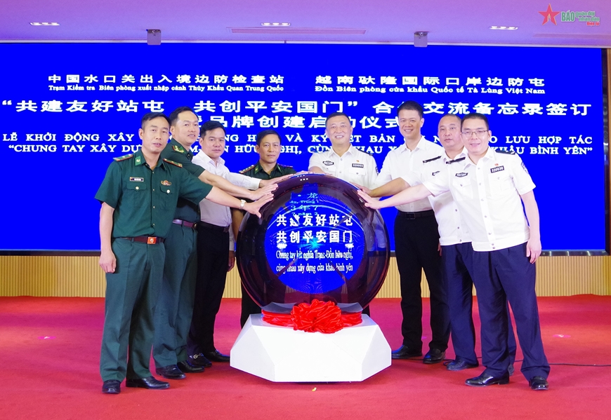 Đại biểu hai nước cùng ấn nút khởi động Lễ phát động xây dựng thương hiệu kiểm soát biên giới 