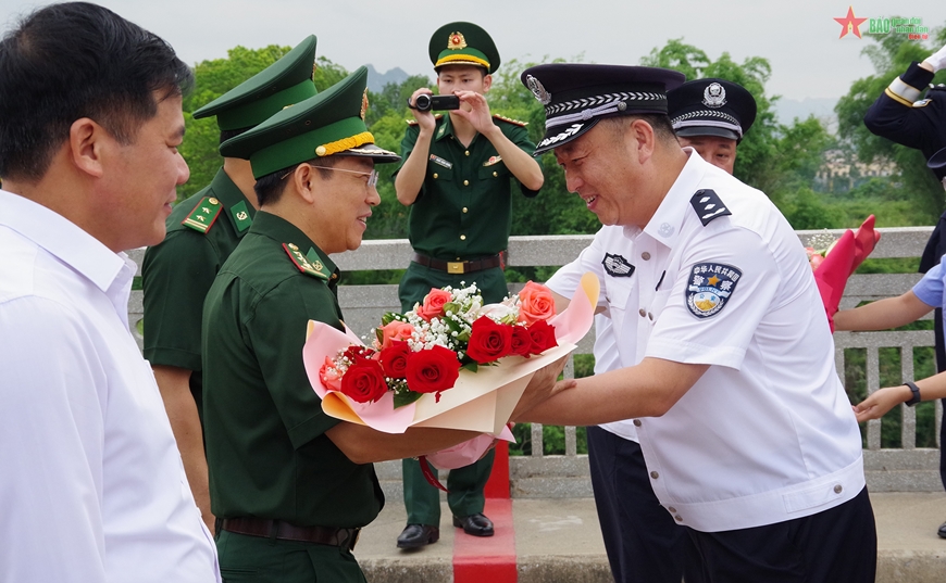 Lãnh đạo Tổng trạm kiểm tra Biên phòng xuất nhập cảnh tỉnh Quảng Tây tặng hoa chào mừng đoàn Bộ đội Biên phòng tỉnh Cao Bằng sang tham dự lễ phát động.